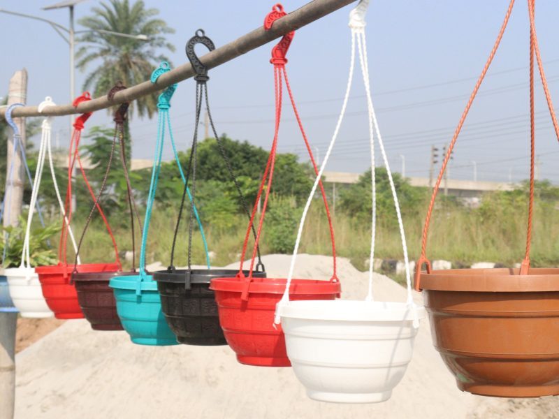 chậu nhựa treo ban công